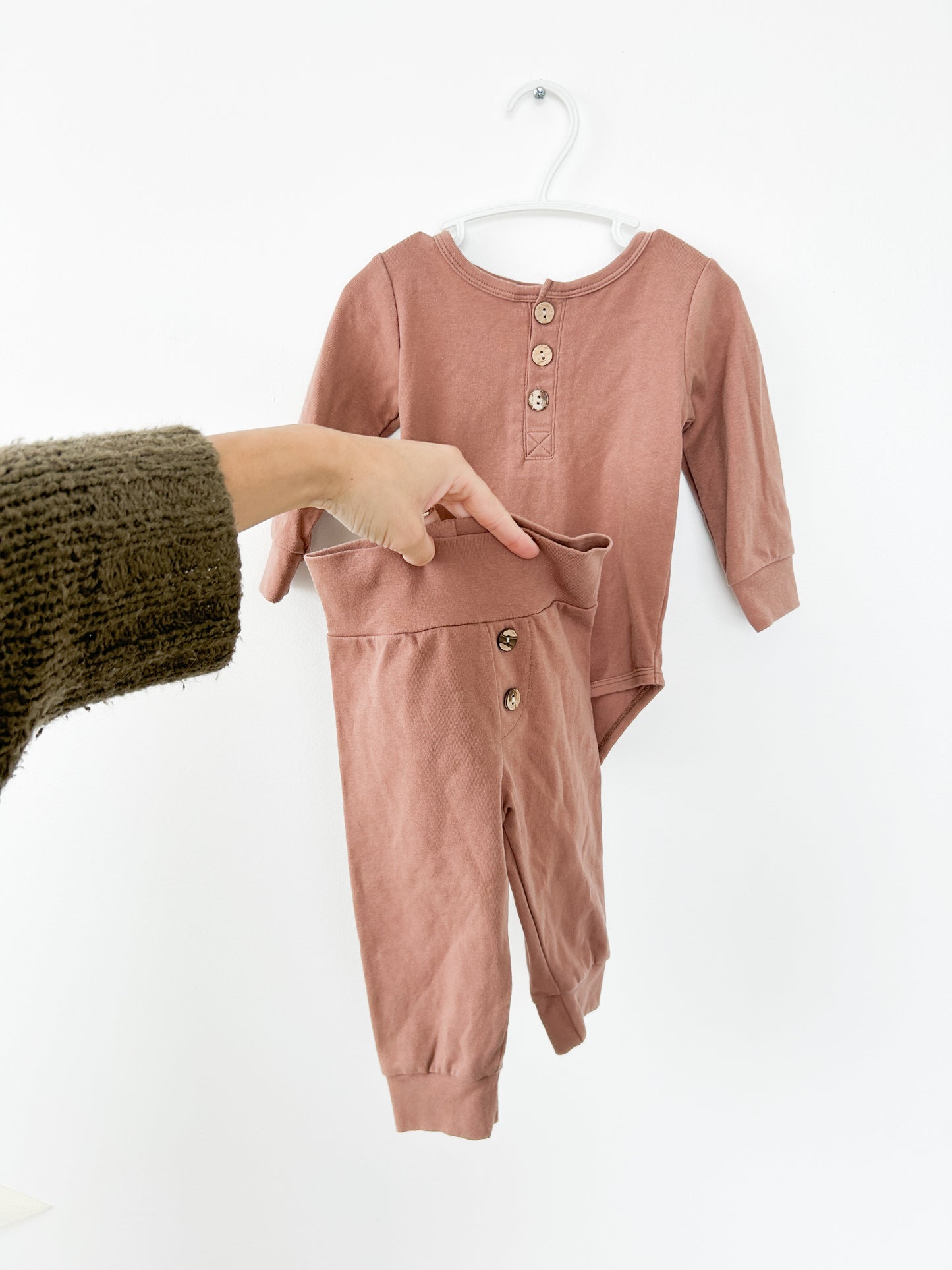 No Brand Set With Wooden Buttons Size: 12-18 months