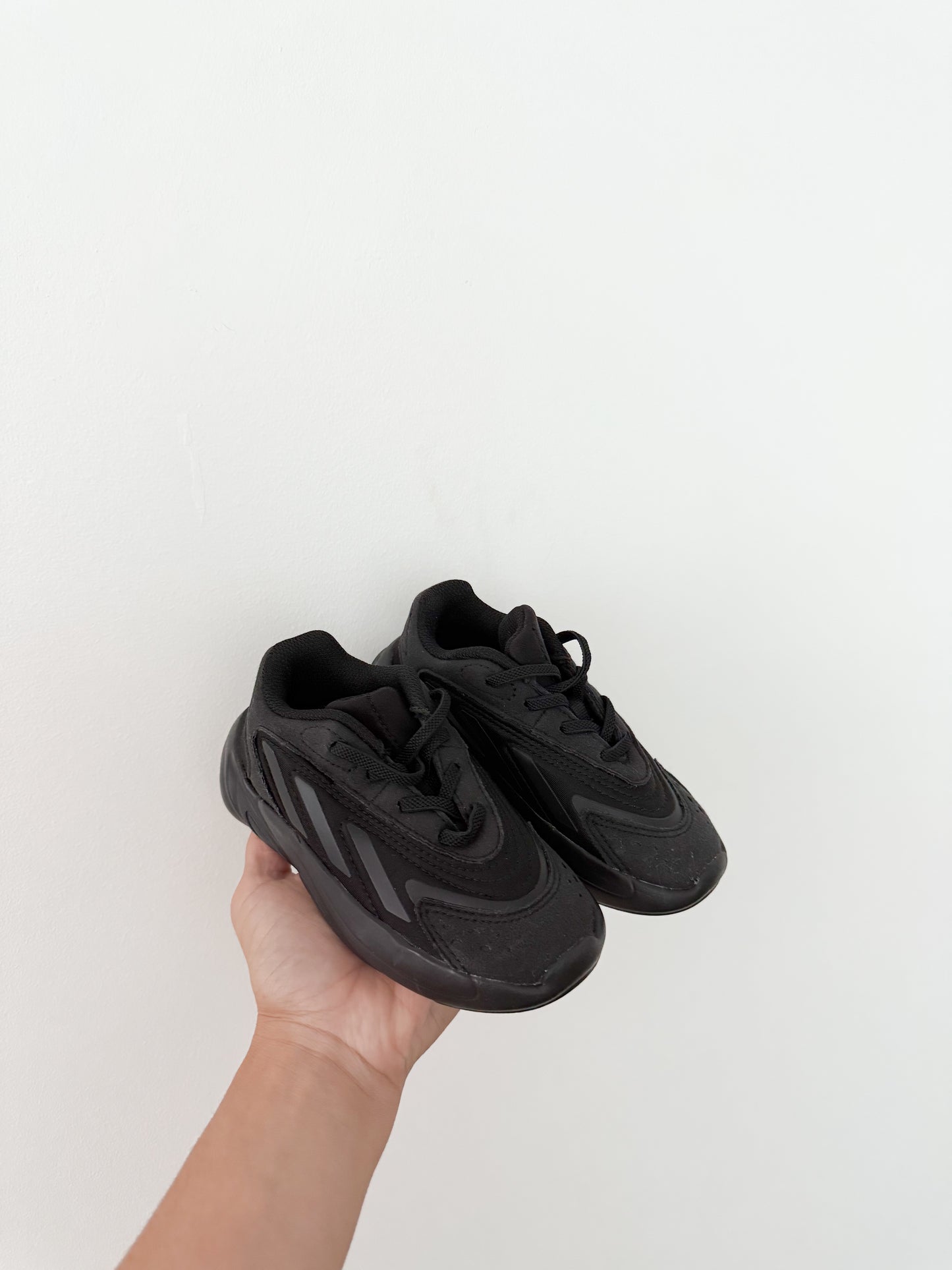 Adidas Ozelia Runner New without tags Size: 9C