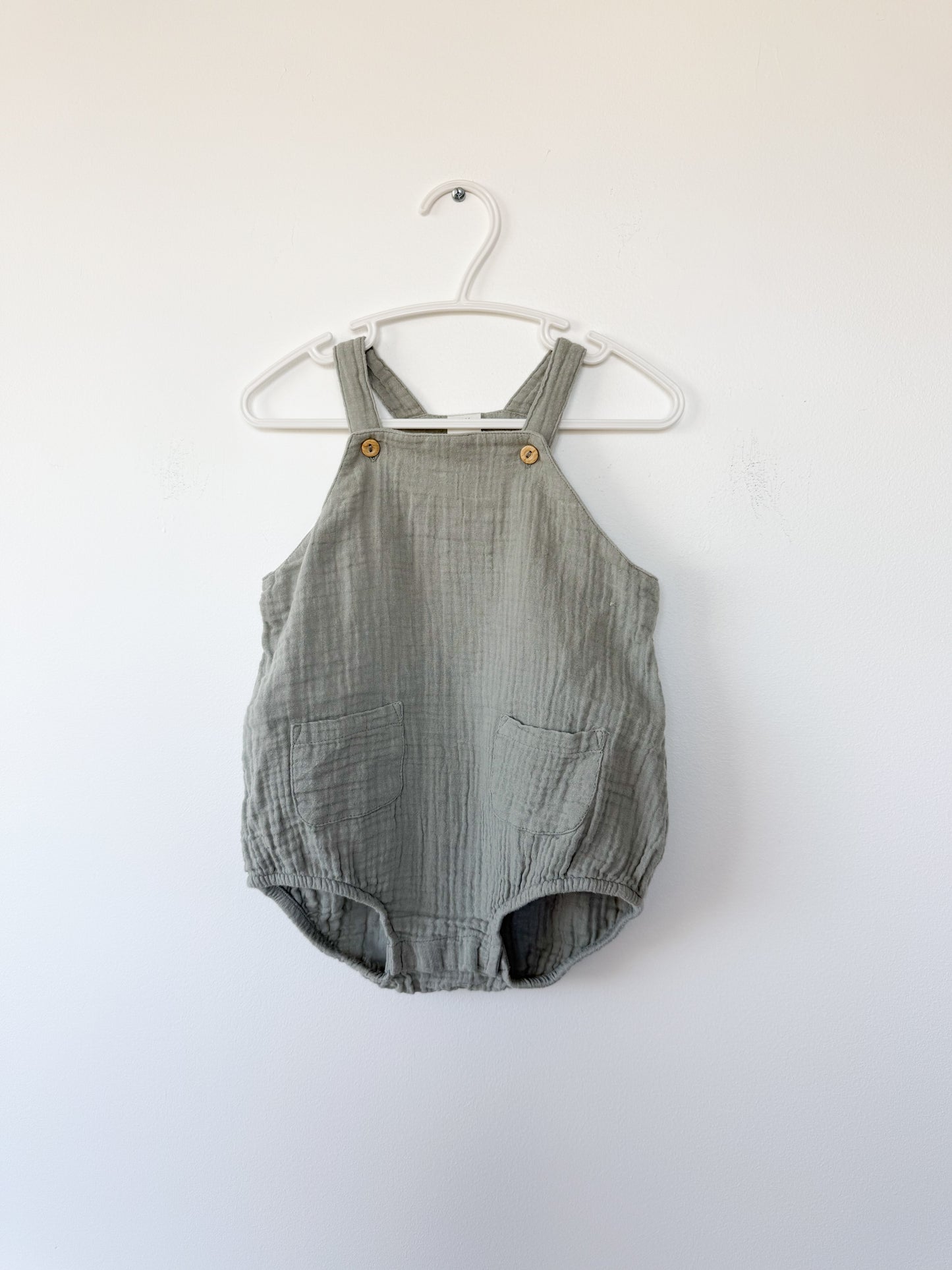H&M muslin romper Size: 6-9 month
