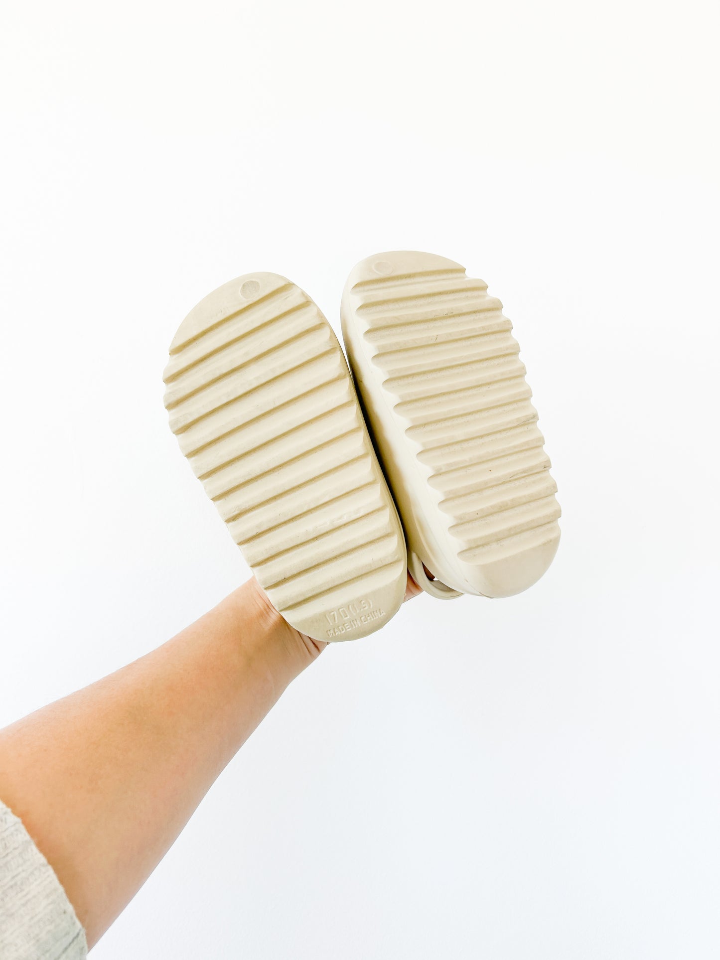 No Brand yeezy dupe slides EUC Size: 8-9C