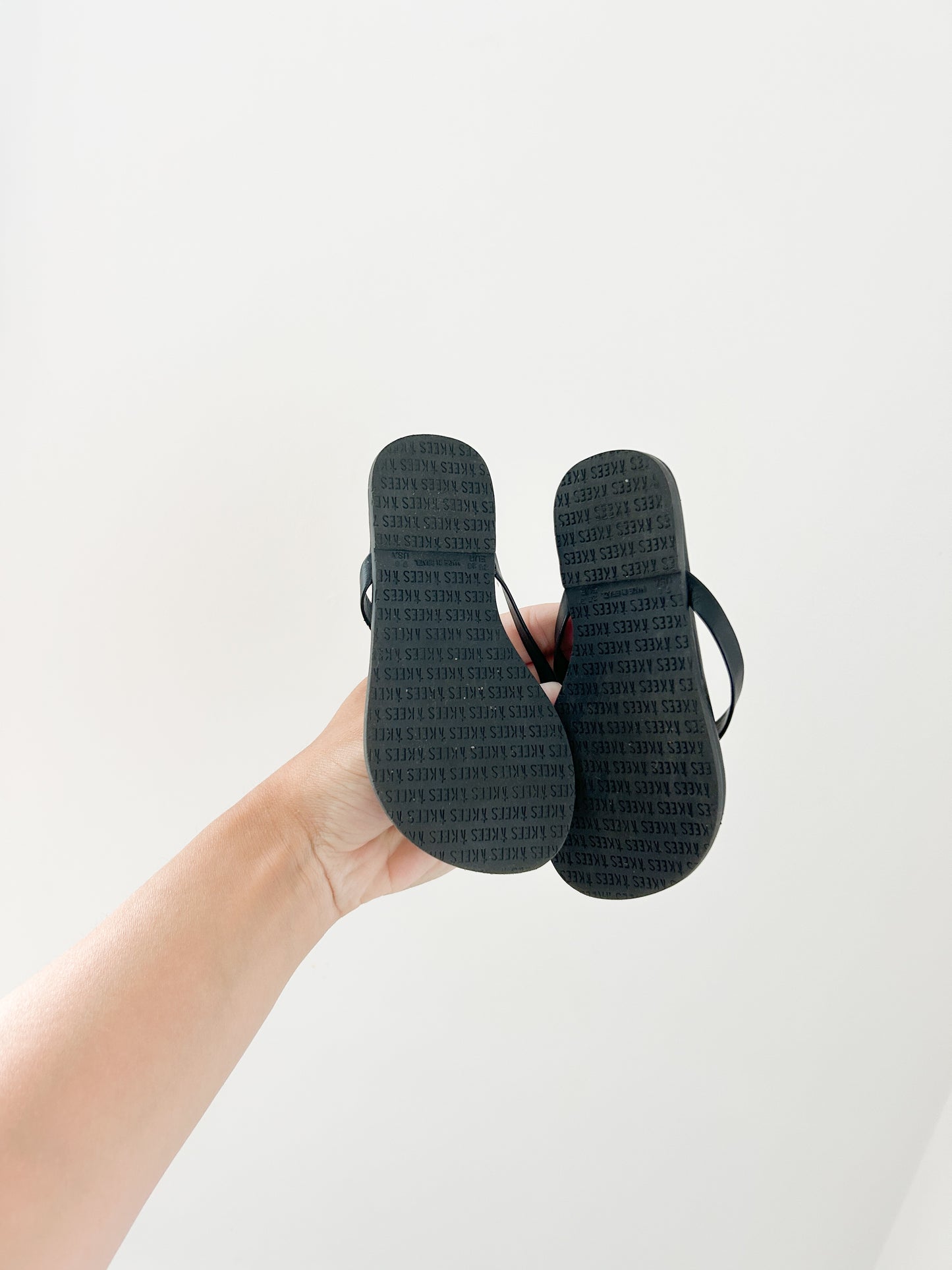 Tkees leather flip flops Size: 6C EUC