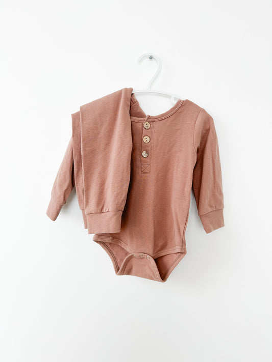 No Brand Set With Wooden Buttons Size: 12-18 months