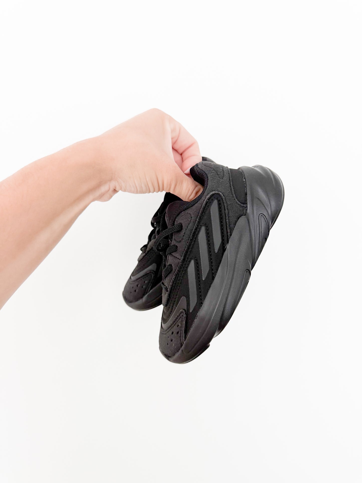 Adidas Ozelia Runner New without tags Size: 9C