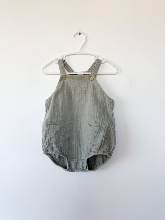 H&M muslin romper Size: 6-9 month